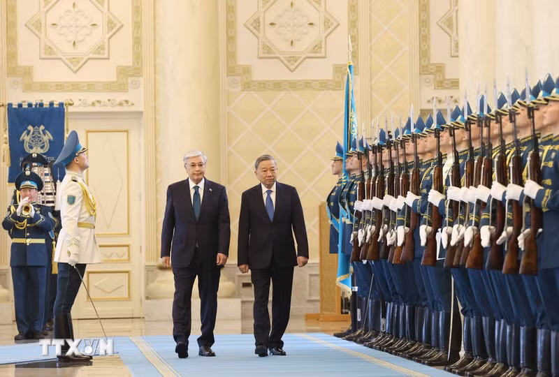 Cérémonie d’accueil en l’honneur du secrétaire général du PCV To Lam (à droite) au Kazakhstan. Photo : VNA.