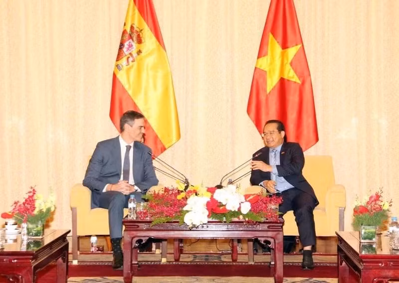 Le Premier ministre espagnol Pedro Sánchez et le président du Comité populaire municipal, Nguyen Van Duoc (à droite). Photo : VNA.