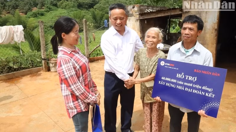 La famille de Nguyen Huu Dung et Ngo Thi Nhuan a exprimé sa gratitude envers les dirigeants de la Compagnie d’électricité de Dak Lak et du journal Nhân Dân pour leur aide précieuse qui arrive à point nommé, au moment où la saison des pluies s’installe dans les Hauts Plateaux. Photo : NDEL.