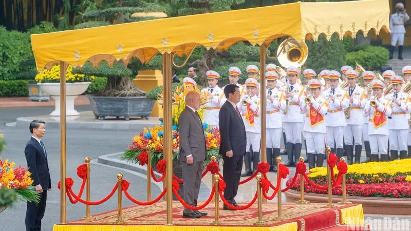 Le président du Vietnam, Luong Cuong, préside la cérémonie d’accueil officielle en l’honneur du président brésilien, Luiz Inácio Lula da Silva. Photo : NDEL.
