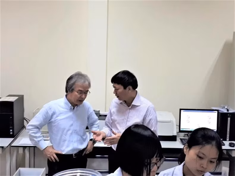 Le professeur Kitamori et le professeur Nguyen Van Noi au Laboratoire clé de matériaux avancés appliqués au développement vert (Université nationale du Vietnam à Hanoï).
