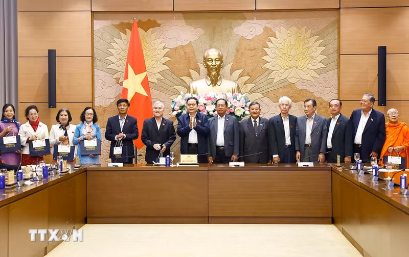 Le président de l'AN Trân Thanh Mân offre des cadeaux aux délégués. Photo : VNA.