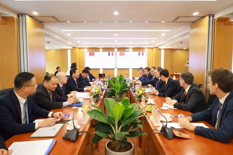 Le ministre de la Construction Trân Hông Minh reçoit Philippe Tabarot, ministre délégué aux Transports, auprès du ministère français de la Transition écologique et de la Cohésion des territoires, en visite au Vietnam. Photo : VNA.