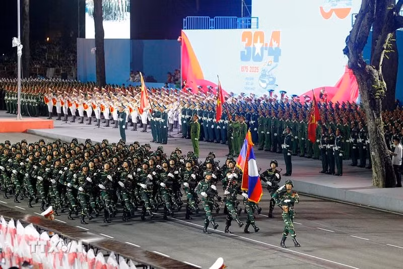 Les forces armées laotiennes participent à la répétition préliminaire pour célébrer le 50e anniversaire de la libération du Sud et la réunification nationale. Photo : VNA.