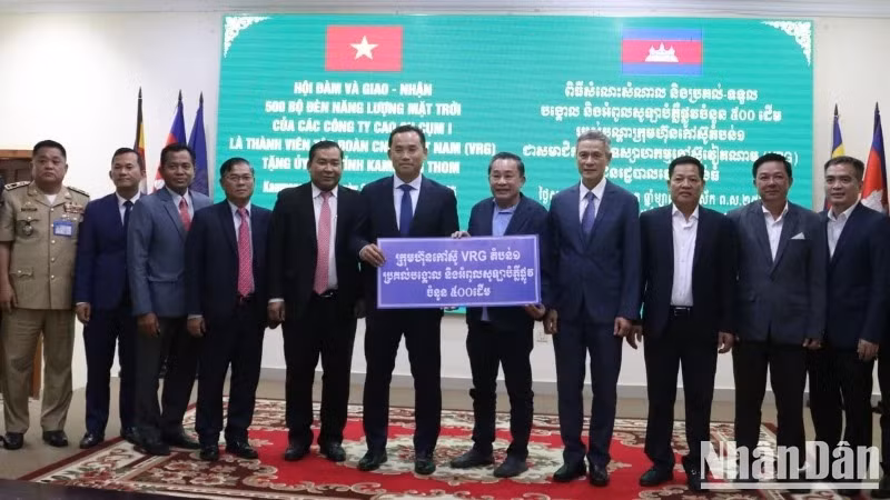 Les dirigeants de la province de Kampong Thom reçoivent symboliquement 500 lampadaires à énergie solaire offerts par le Groupe de l'Industrie du Caoutchouc du Vietnam. Photo : NDEL.