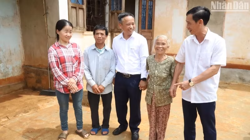 Le secrétaire du Comité du Parti du district de Krong Buk, Nguyen Hai Dong (tout à droite), et le directeur de la Compagnie d’électricité de Dak Lak, Tran Van Thuan, ont rendu visite à la famille de Nguyen Huu Dung et son épouse Ngo Thi Nhuan. Photo : NDEL.