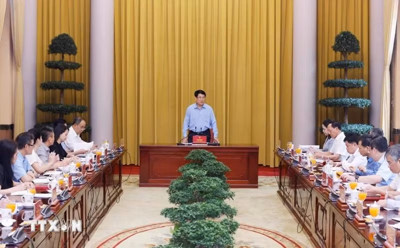 Le président de la République Luong Cuong (au milieu) s'exprime lors de la séance de travail. Photo : VNA.