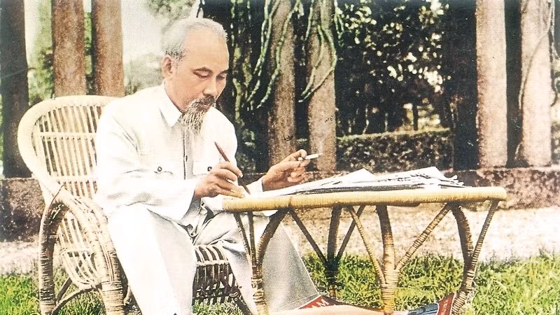 Vivant dans la paix et l'indépendance, profitant des fruits de la révolution, nous sommes infiniment reconnaissants envers les mérites immenses du Président Hô Chi Minh. Photo d'archive.
