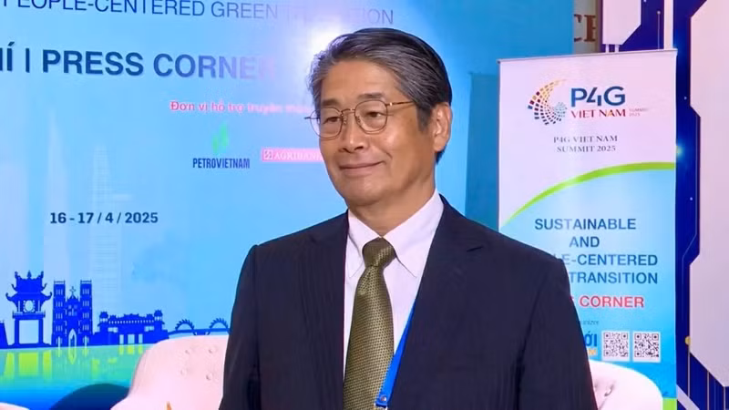 L’Ambassadeur du Japon au Vietnam, Ito Naoki, répond aux questions du journal Le Monde et le Vietnam en marge du du Sommet P4G 2025 à Hanoï. Photo : Thành Long.
