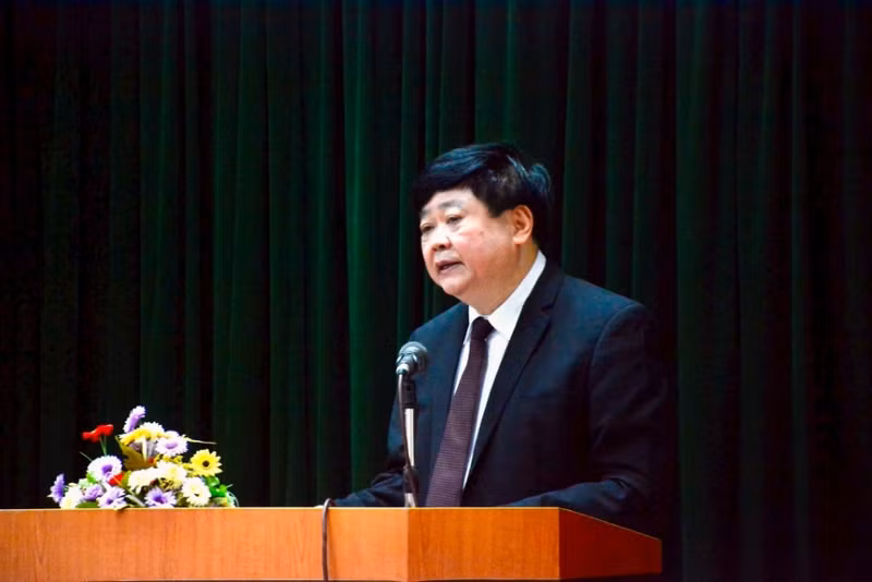 Le professeur associé, docteur et écrivain Nguyen The Ky, vice-président du Conseil central de théorie s’exprime au colloque. Photo : H.Hoàng. Le professeur associé, docteur et écrivain Nguyen The Ky, vice-président du Conseil central de théorie s’exprime au colloque. Photo : H.Hoàng.