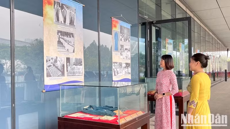 Plus de 100 images, documents et artefacts sont présentés à l’exposition. Photo : Thu Trang.