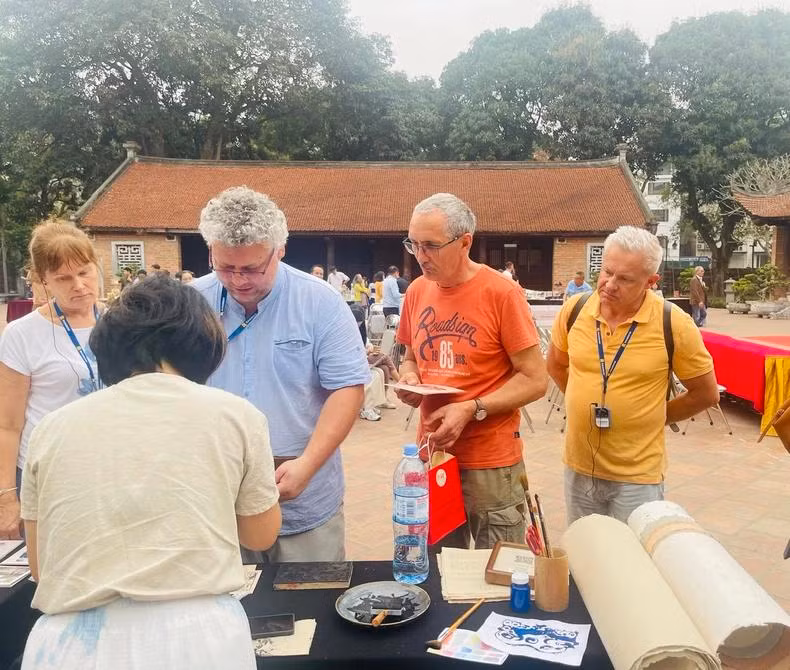 Les visiteurs peuvent également découvrir l’impression traditionnelle sur papier dó. Photo : NDEL. Les visiteurs peuvent également découvrir l’impression traditionnelle sur papier dó. Photo : NDEL.