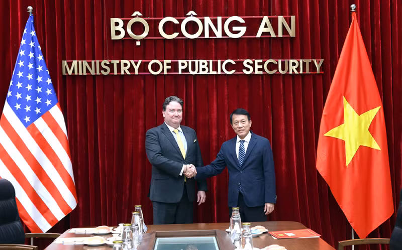 Le ministre Luong Tam Quang et l’ambassadeur Marc Knapper. Photo : CAND.