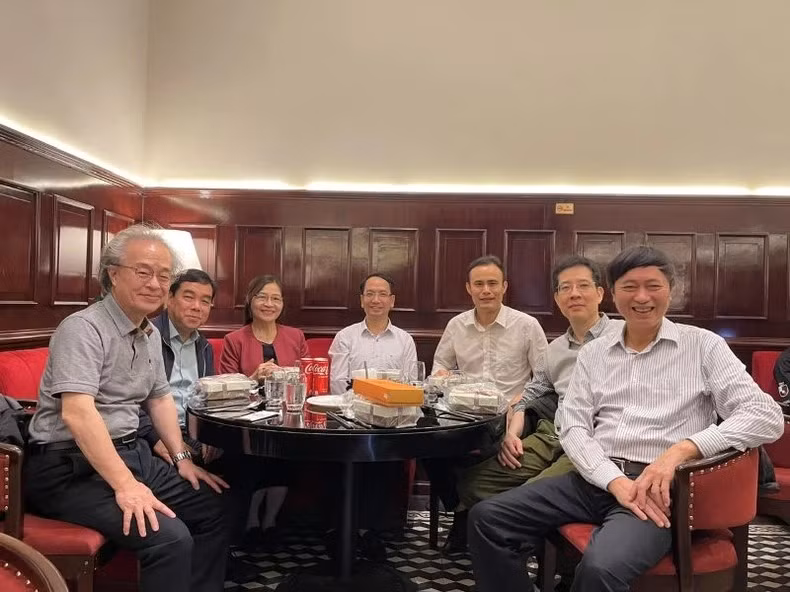 Le professeur Kitamori (à l’extrême gauche) aux côtés de scientifiques vietnamiens lors d’une rencontre.
