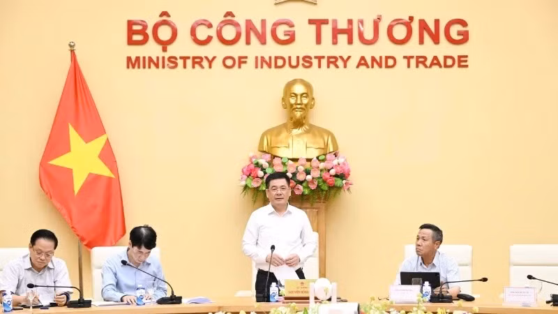 Le ministre de l’Industrie et du Commerce Nguyen Hong Dien (debout) exprime à la réunion de travail. Photo : NDEL.