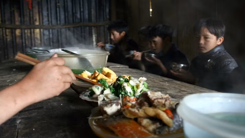 Ces repas complets réchauffent le cœur des élèves issus de milieux modestes à Muong Tè, leur permettant d’étudier en toute sérénité, tandis que les parents peuvent envoyer leurs enfants en internat avec davantage de confiance.
