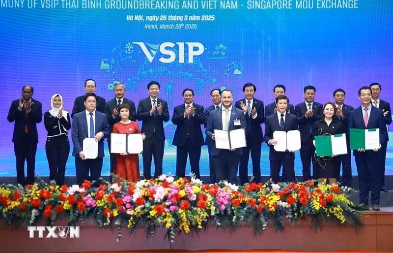 Le Premier ministre Pham Minh Chinh et son homologue singapourien Lawrence Wong assistent à la cérémonie de remise des documents de coopération entre les entreprises vietnamiennes et singapouriennes à Hanoi le 26 mars 2025. Photo: VNA