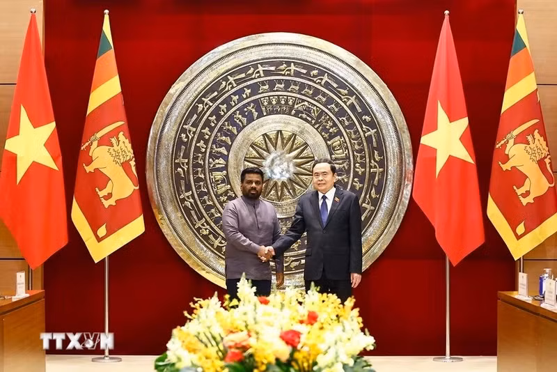Le président de l'Assemblée nationale (AN), Tran Thanh Man (droite) et le président sri-lankais Anura Kumara Dissanayaka. Photo ; VNA.