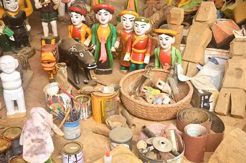 L'atelier de fabrication des marionnettes aquatiques de l'artisan avec ses outils artisanaux. Photo: baoquocte L'atelier de fabrication des marionnettes aquatiques de l'artisan avec ses outils artisanaux. Photo: baoquocte
