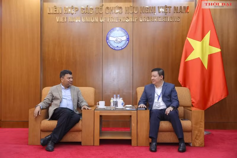 Le vice-président de l’Union des organisations d’amitié du Vietnam Nguyên Ngoc Hung (à droite) a reçu M. Rajeev Kumar, directeur régional de SOS KDI pour l’Asie. Photo : Thoidai.