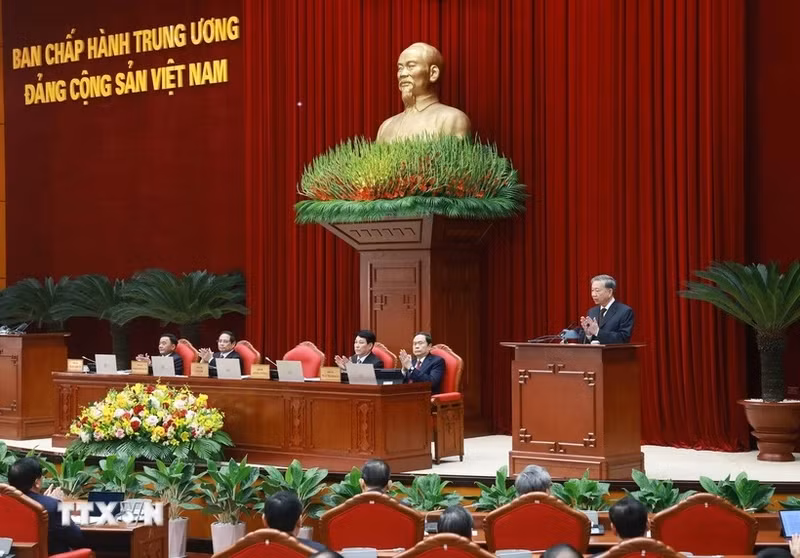 Le secrétaire général du Parti To Lam prend la parole à l'ouverture du 11e Plénum du Parti communiste du Vietnam du 13e mandat, le 10 avril à Hanoï. Photo : VNA.