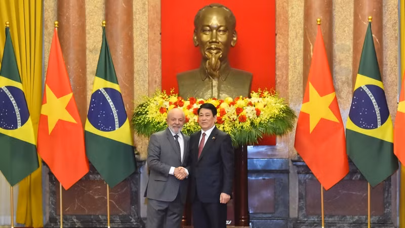 Le président de l’État, Luong Cuong (à droite), et le président brésilien, Luiz Inácio Lula da Silva, à Hanoï, le 28 mars. Photo : NDEL.
