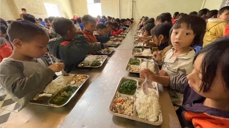 Aujourd’hui, grâce à la politique de semi-internat mise en place par l’État, les élèves de Muong Tè bénéficient de repas complets et équilibrés lorsqu’ils se rendent à l’école.