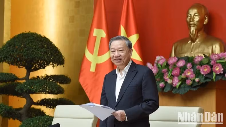 Le secrétaire général du Comité central du Parti communiste du Vietnam (PCV), To Lam, s'exprime lors de la séance de travail. Photo: NDEL.