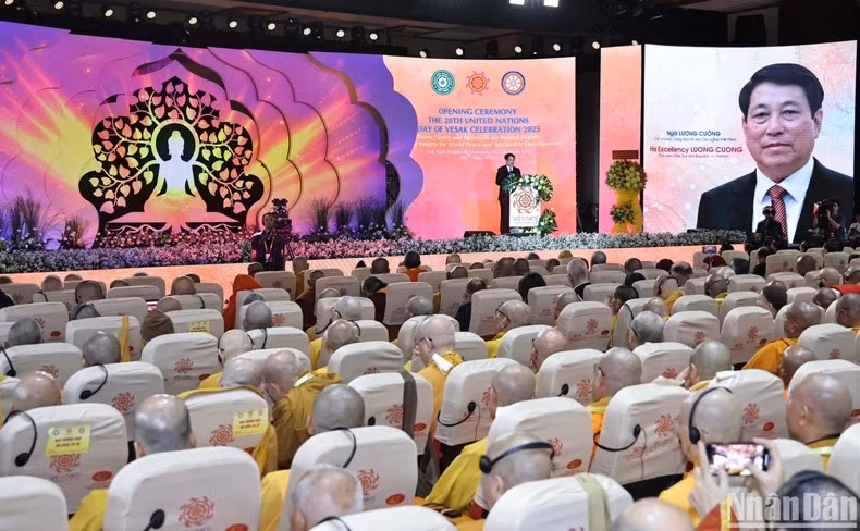 Le président Luong Cuong prend la parole lors de l'ouverture du Vesak. Photo : NDEL. Le président Luong Cuong prend la parole lors de l'ouverture du Vesak. Photo : NDEL.