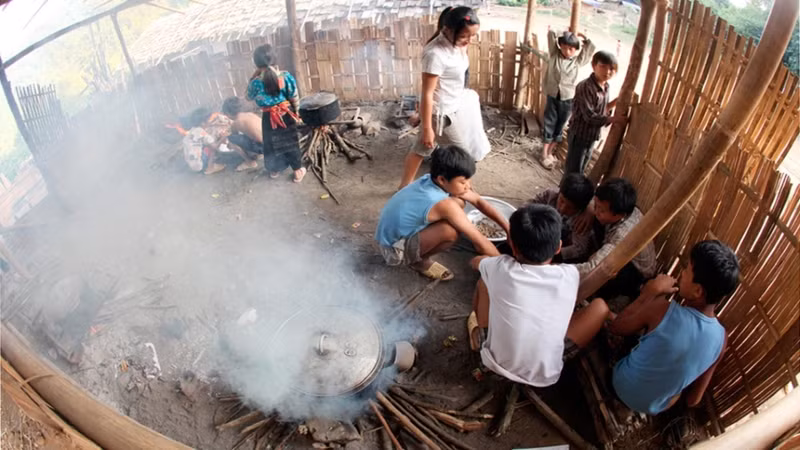 Il y a plus de dix ans, à une époque où il n’existait pas encore de régime de semi-internat, le repas des élèves à Muong Tè, était bien différent. Les enfants devaient apporter leur propre nourriture et cuisiner en groupe.