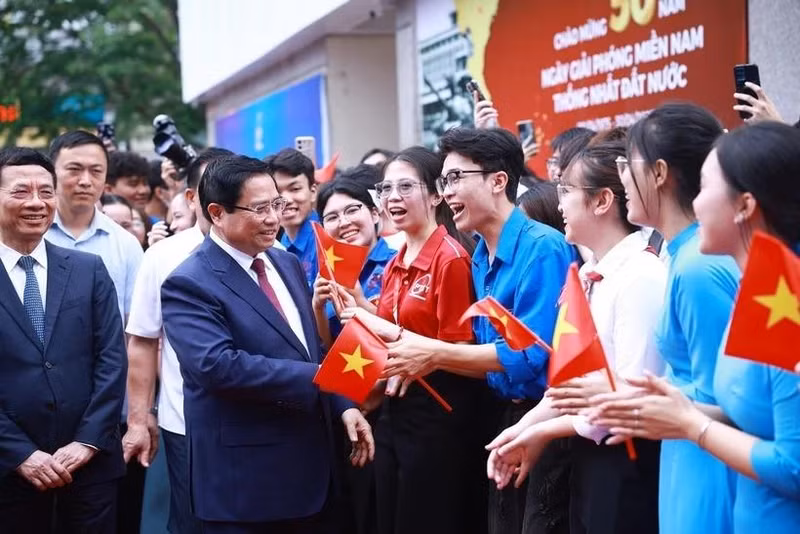 Le Premier ministre vietnamien Pham Minh Chinh avec des étudiants participant à la cérémonie de lancement du mouvement « Tout le pays rivalise dans l'innovation et la transformation numérique » à Hanoi. Photo : VNA.