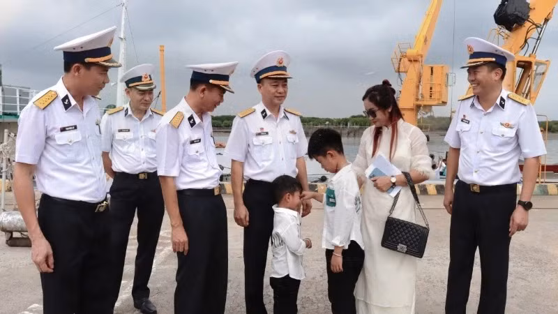 Mme Thuy Duong et ses enfants au quai du port.