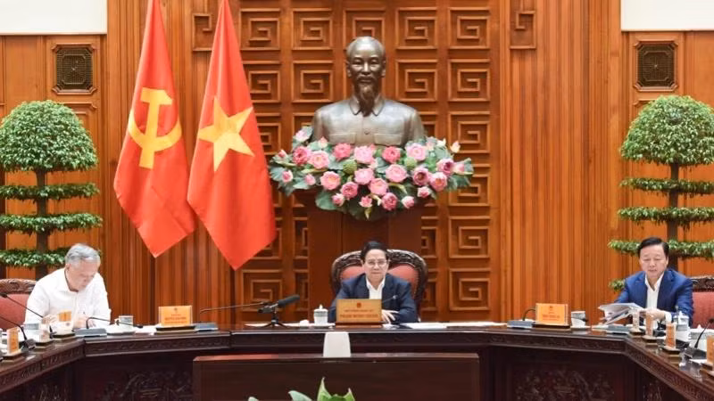 Le Premier ministre vietnamien Pham Minh Chinh (au milieu) lors de la réunion. Photo : NDEL.