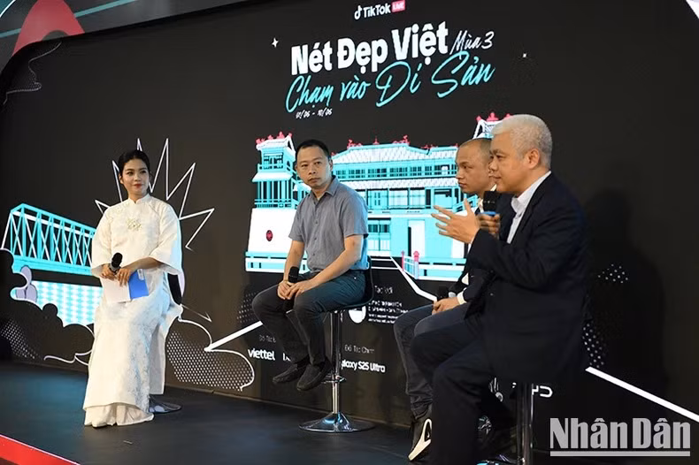 Les intervenants échangent lors de la table ronde « Un tourisme durable à travers les valeurs du patrimoine vietnamien ».