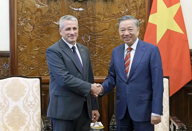 Le président To Lam a reçu le 3 juillet 2025 l'ambassadeur de Biélorussie au Vietnam Uladzimir Baravikou. Photo : VNA.