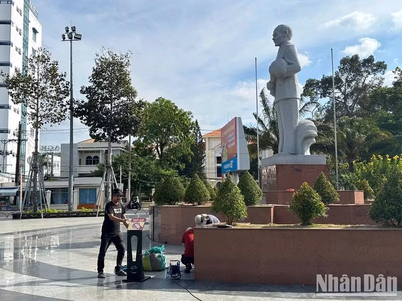 L’installation de bornes interactives à la statue du professeur d'agronomie et Héros du travail Luong Dinh Cua. Photo : NDEL. 