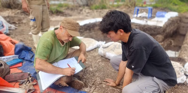 Les travaux de fouilles ont été réalisés conjointement par le musée de Nghe An, l’Université des Sciences sociales et humaines, ainsi que des experts internationaux de la Faculté d’archéologie et d’anthropologie de l’Université nationale australienne. Photo : baonghean. Les travaux de fouilles ont été réalisés conjointement par le musée de Nghe An, l’Université des Sciences sociales et humaines, ainsi que des experts internationaux de la Faculté d’archéologie et d’anthropologie de l’Université nationale australienne. Photo : baonghean.