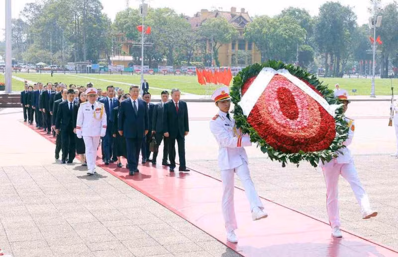 Le secrétaire général du Comité central du Parti communiste chinois et président chinois, Xi Jinping et une haute délégation chinoise rendent hommage au Président Hô Chi Minh en son mausolée à Hanoï. Photo : VNA.