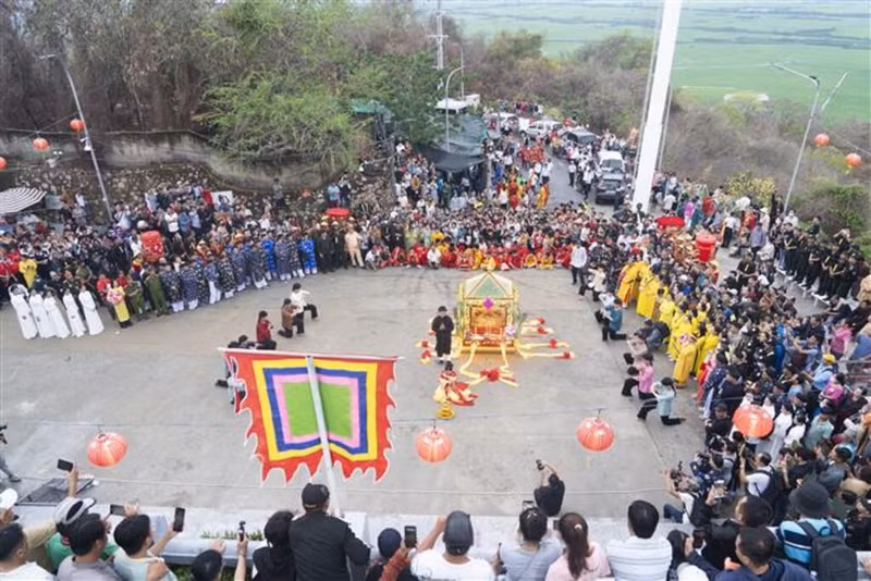 Le Festival de la déesse Bà Chua Xu au Mont Sam se déroule du 22e jour au 27e jour du quatrième mois lunaire. Photo: VNA Le Festival de la déesse Bà Chua Xu au Mont Sam se déroule du 22e jour au 27e jour du quatrième mois lunaire. Photo: VNA