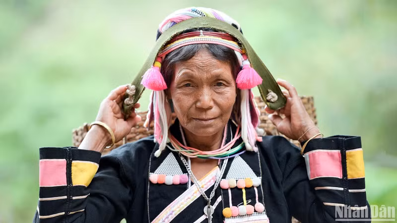 La tenue traditionnelle des Ha Nhi accompagnée de nombreux bijoux et accessoires. La tenue traditionnelle des Ha Nhi accompagnée de nombreux bijoux et accessoires.