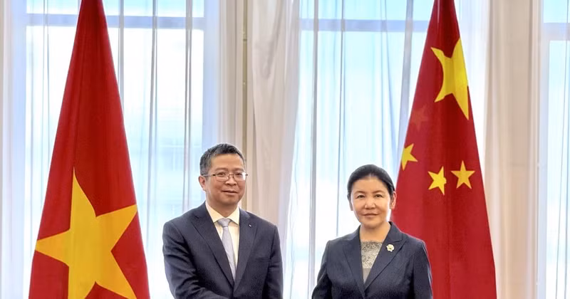 L’ambassadeur du Vietnam en Chine, Pham Thanh Binh, est allé saluer le 19 mars la ministre chinoise de la Justice, He Rong, à l'occasion du début de son mandat en Chine. Photo : VNA