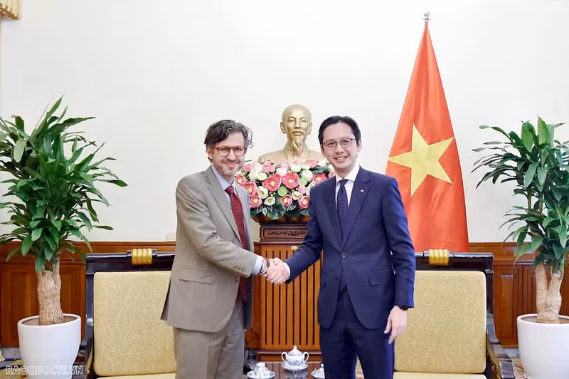 Le vice-ministre des Affaires étrangères du Vietnam, Do Hung Viet, (à droite) et le vice-ministre colombien des Affaires étrangères chargé des affaires multilatérales, Mauricio Jaramillo Jassir. Photo : baoquocte.