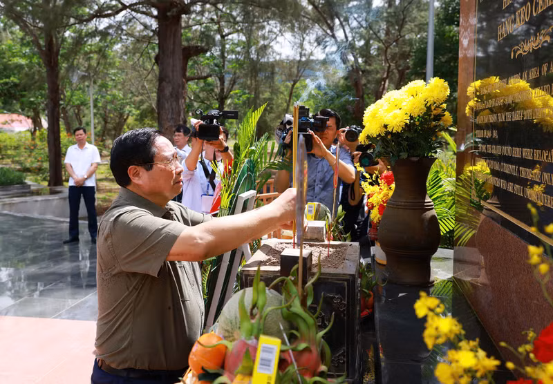 Le Premier ministre Pham Minh Chinh est allé offrir des baguettes d’encens au cimetière de Hang Keo. Photo : VGP.