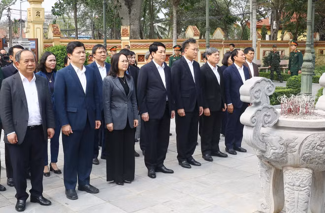 Le président Luong Cuong et la mission de travail sont allés offrir de l'encens au site commémoratif du secrétaire général Nguyen Van Linh. Photo : VNA