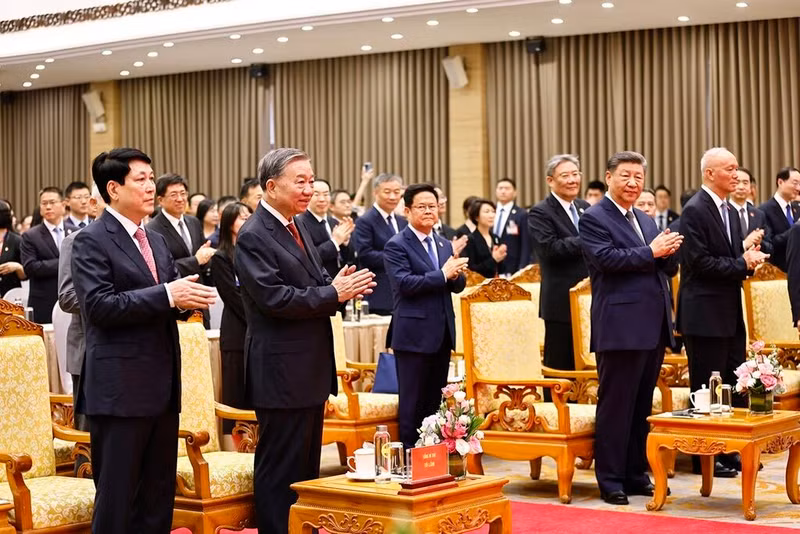 Les hauts dirigeants vietnamiens et chinois participent à la rencontre d'amitié entre les peuples Vietnam - Chine. Photo : VNA.