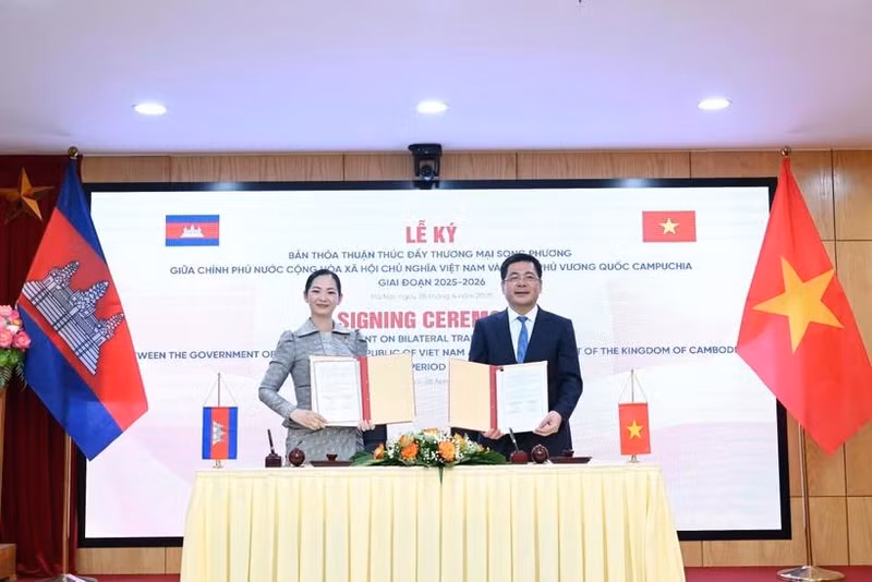 Signature d’un accord sur le renforcement du commerce Vietnam-Cambodge pour 2025-2026. Photo : VNA.