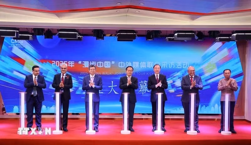 L'ambassadeur du Vietnam en Chine, Pham Thanh Binh, et d'autres délégués à la tournée médiatique « China Walk » 2025. Photo : VNA.