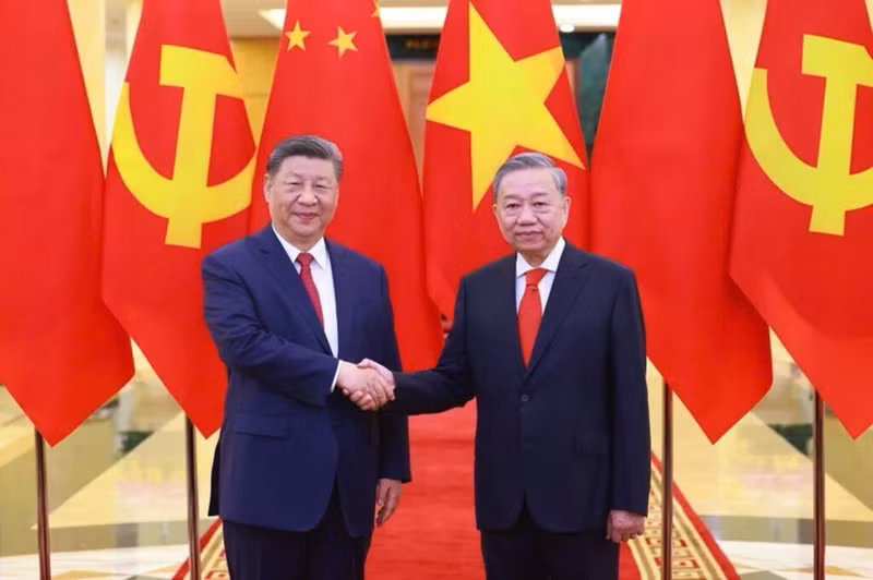 Le secrétaire général du PCV Tô Lâm (droite) et le leader chinois Xi Jinping. Photo : VNA.