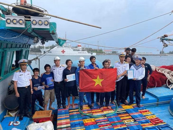 Remise du drapeau national aux pêcheurs. Photo : VOV5. Remise du drapeau national aux pêcheurs. Photo : VOV5.