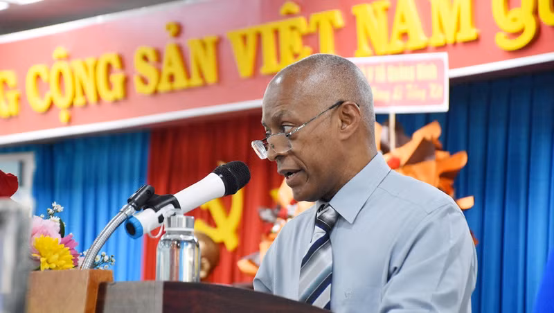 Jesús de los Santos Renó Céspedes, chef de la délégation des experts médicaux cubains au Vietnam, s'exprime lors de l'évènement. Photo : baoquangngai.